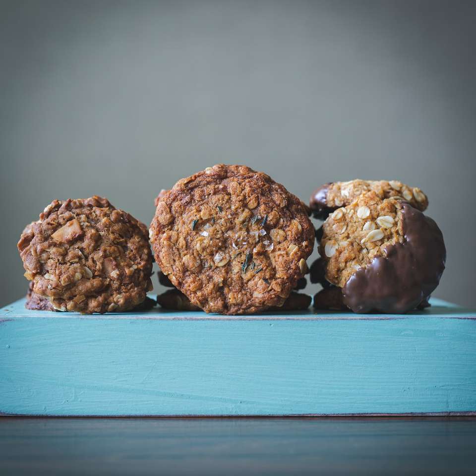 коричневе печиво на синій дерев'яний стіл онлайн пазл