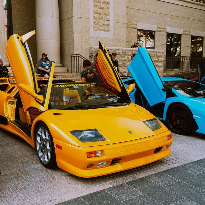 žluté ferrari 458 italia zaparkované poblíž budovy posuvné puzzle online