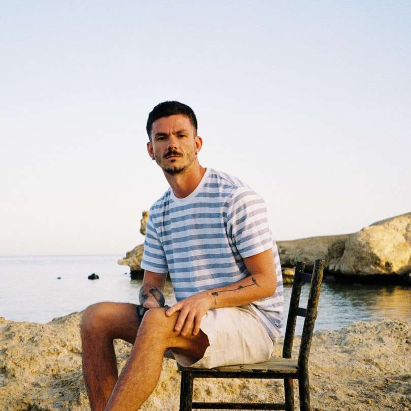 чоловік у біло-блакитній смугастій сорочці поло онлайн пазл