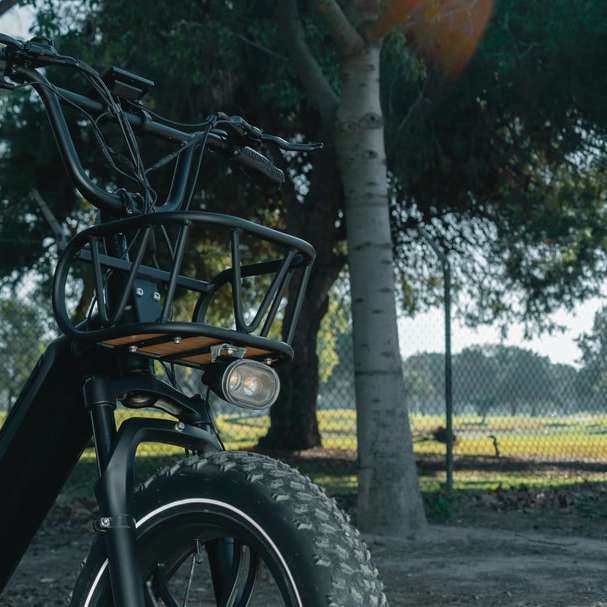 Bicicleta negra y marrón cerca de árboles verdes durante el día. rompecabezas en línea