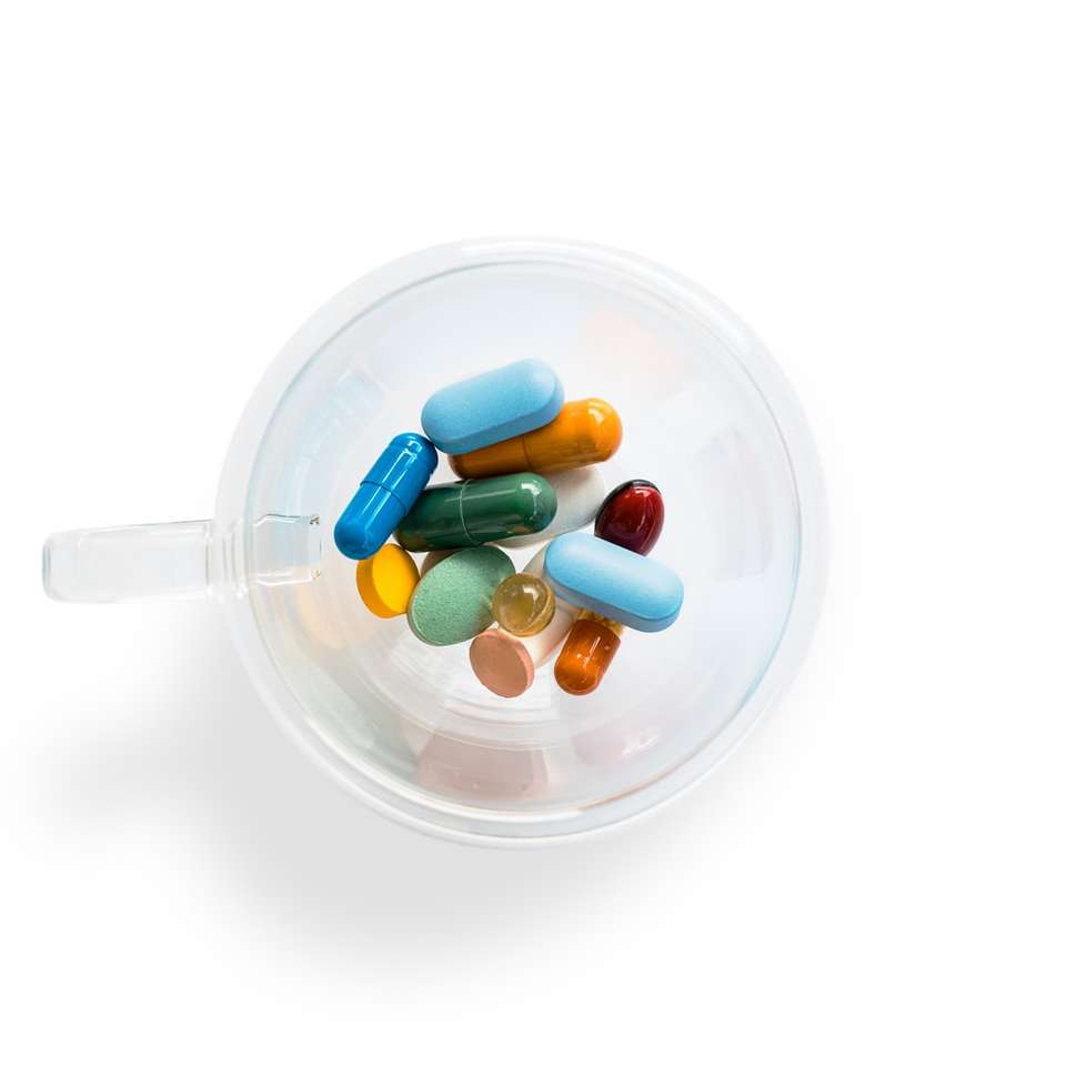pilule médicamenteuse verte et blanche dans un récipient en verre transparent puzzle en ligne