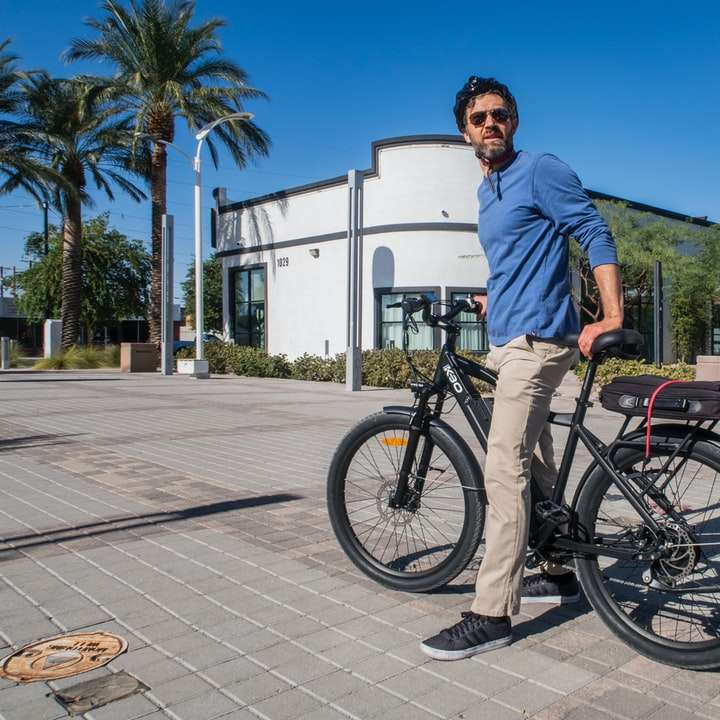 bărbat în cămașă albastră și pantaloni maro călărind puzzle online
