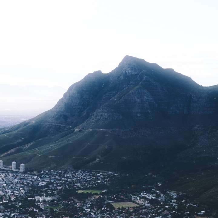 letecký pohled na město poblíž hory během dne online puzzle