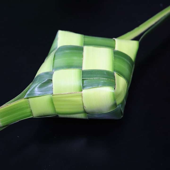 grön och vit papperspåse glidande pussel online