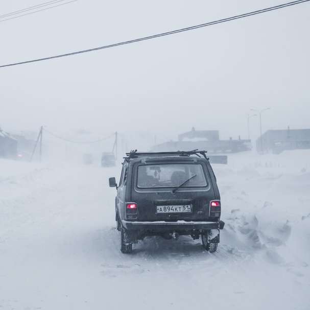 Suv negro en la carretera cubierta de nieve durante el día rompecabezas en línea
