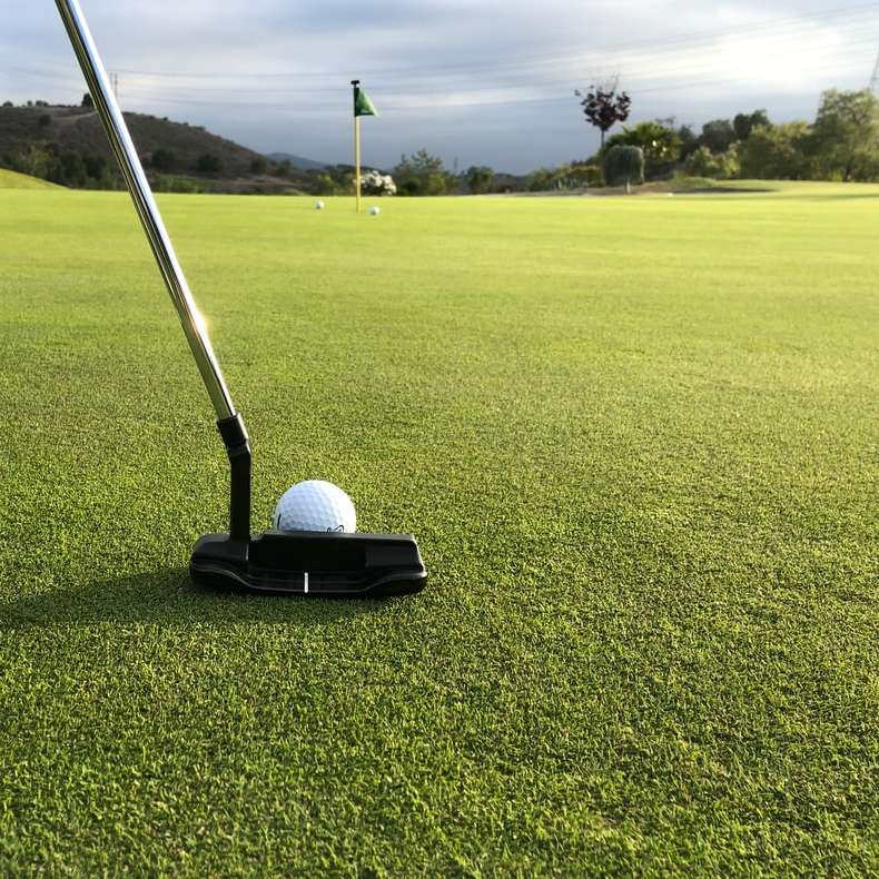 minge de golf pe terenul de golf puzzle online