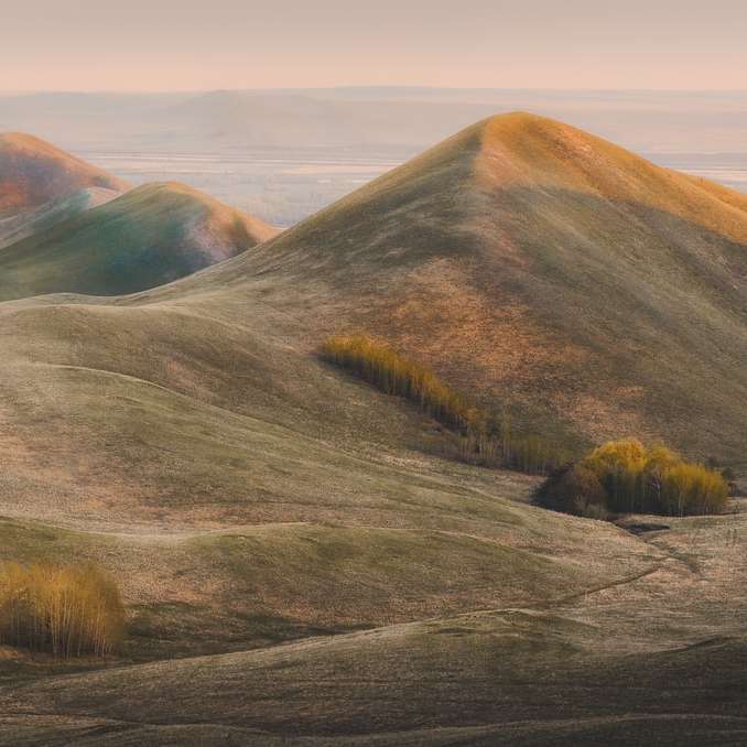 barna és zöld füves mező barna hegy közelében csúszó puzzle online