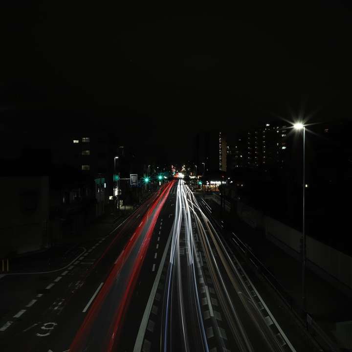 fotografierea în timp a mașinilor pe drum în timpul nopții puzzle online