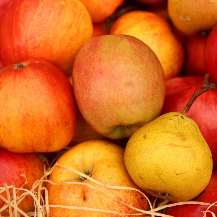 жълти и червени ябълки върху бяла пластмасова кошница онлайн пъзел