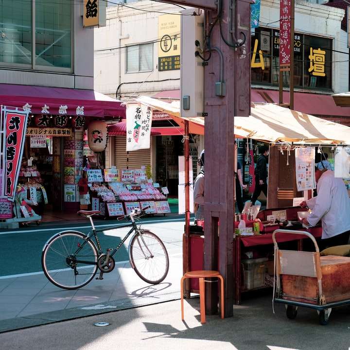 persone sedute su sedie di legno rosse e marroni vicino al negozio puzzle scorrevole online