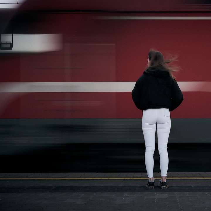 žena v černé košili s dlouhým rukávem a bílých kalhotách online puzzle