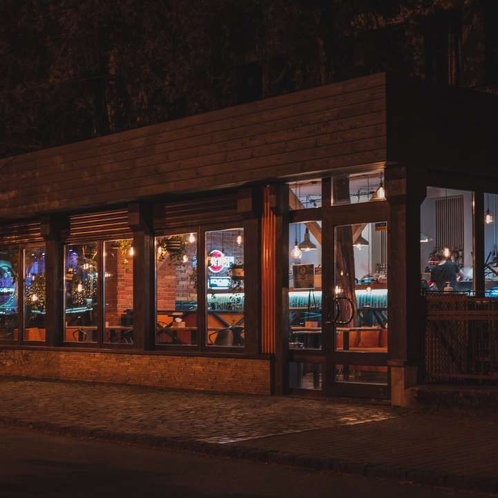 καφέ ξύλινο κατάστημα κατά τη διάρκεια της νύχτας online παζλ