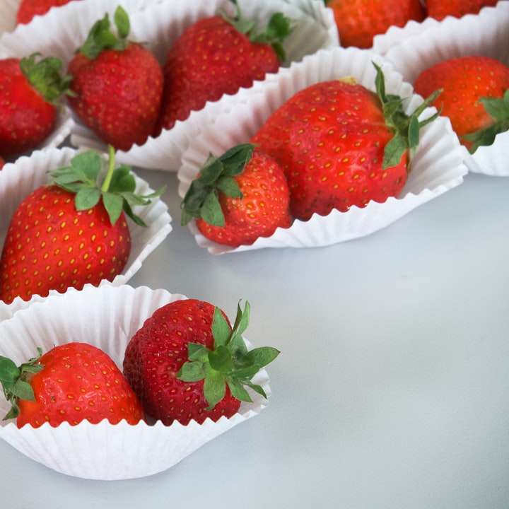 κόκκινες φράουλες σε λευκό κεραμικό πιάτο συρόμενο παζλ online