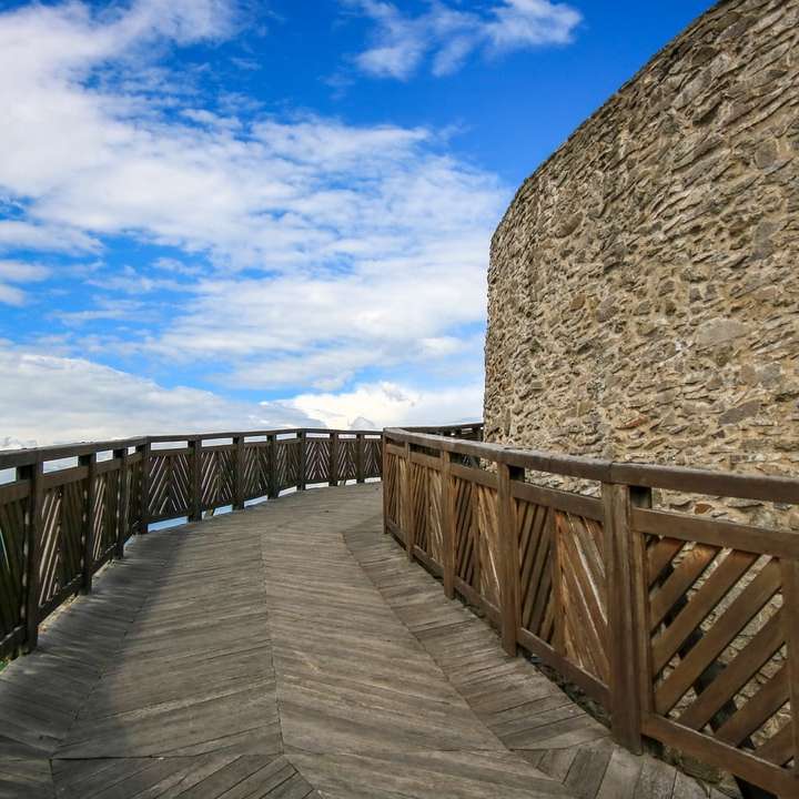 braune Holzbrücke unter blauem Himmel Schiebepuzzle online