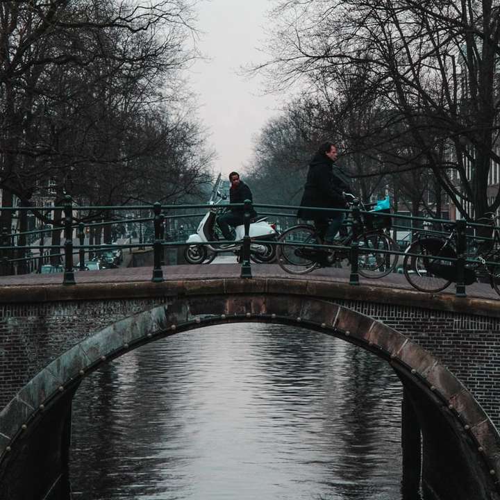 άτομα που περπατούν στη γέφυρα κατά τη διάρκεια της ημέρας online παζλ