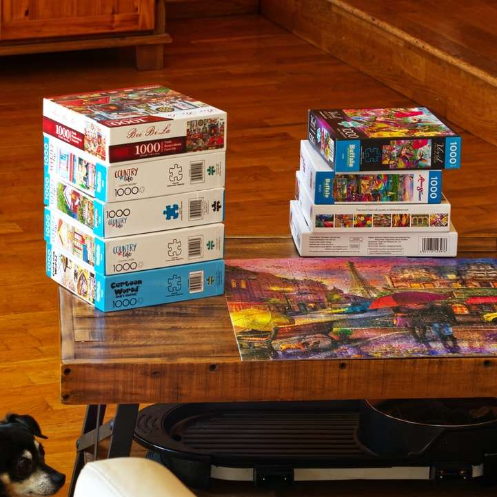 scatole di cartone bianche e rosse su un tavolo di legno marrone puzzle online