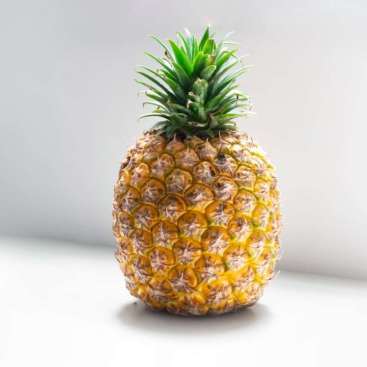 owoce ananasa na białym stole puzzle online