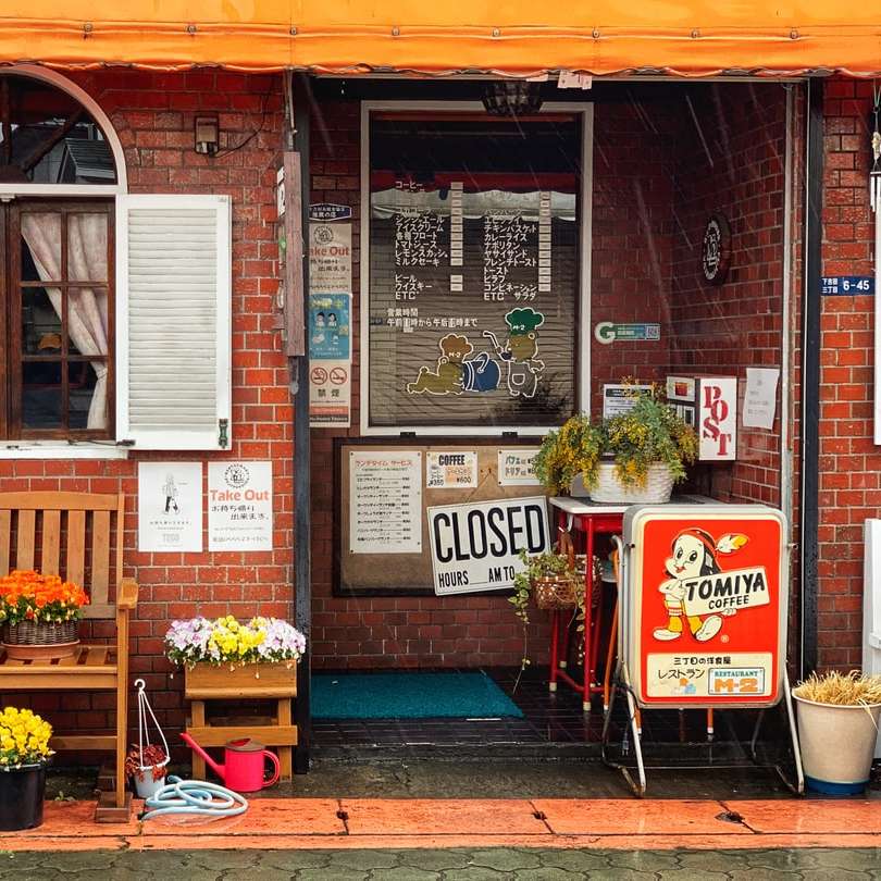 rode en witte houten winkel met bloemen en planten online puzzel