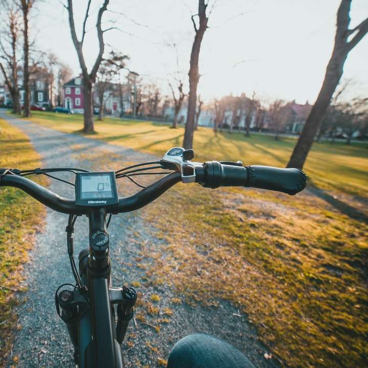 czarny rower na brązowym i zielonym polu trawy w ciągu dnia puzzle przesuwne online
