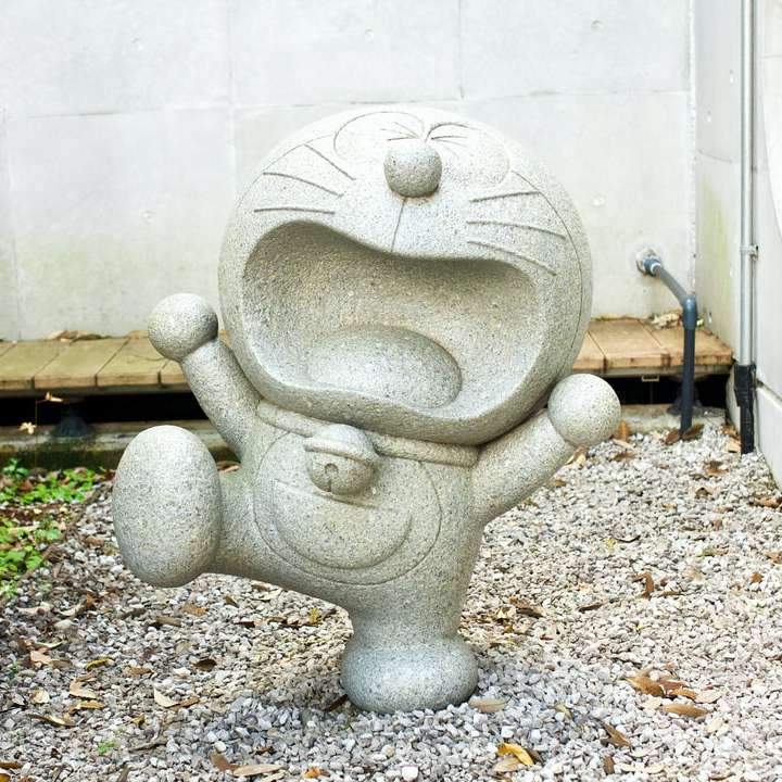 grijs betonnen standbeeld in de buurt van witte muur schuifpuzzel online