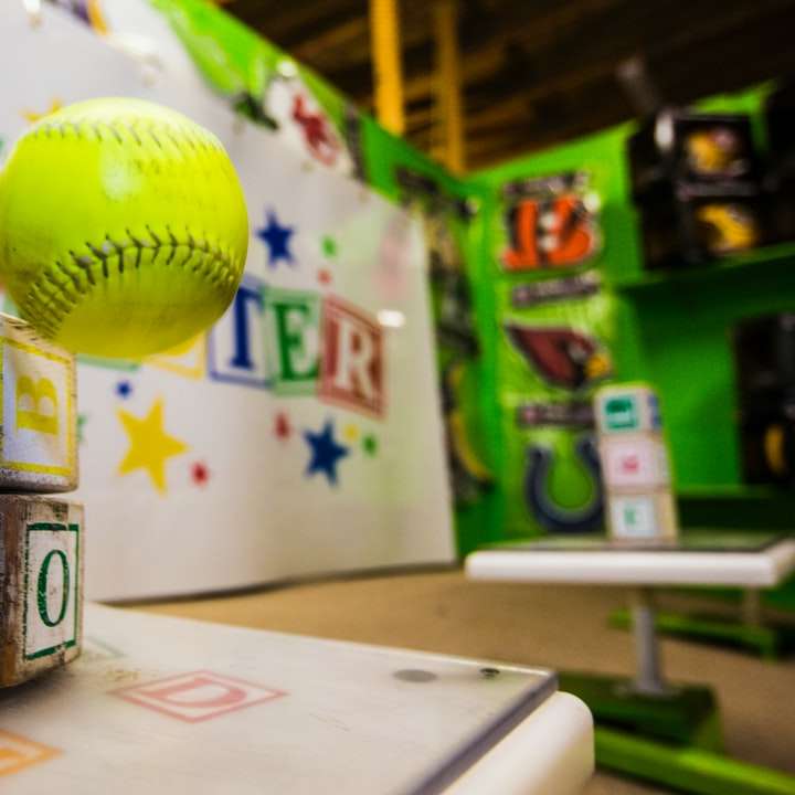 żółta i czerwona baseball na białym stole puzzle przesuwne online