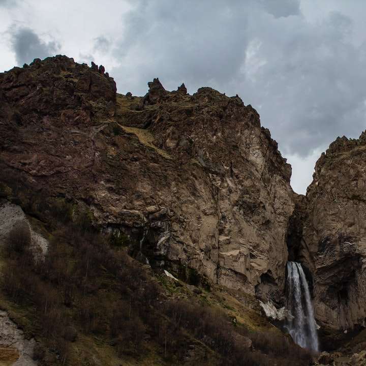 водопады посреди скалистой горы онлайн-пазл