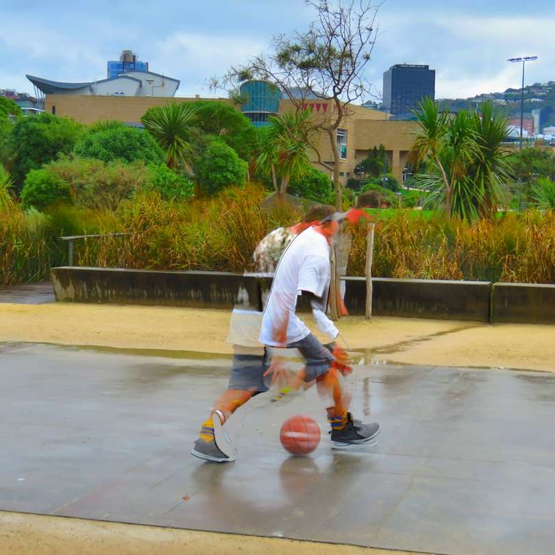 мъж в бяла тениска и бели шорти играе баскетбол онлайн пъзел