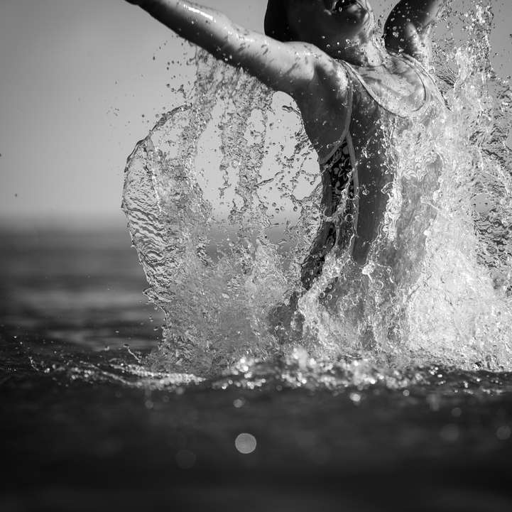 gråskalefoto av kvinna i vatten Pussel online