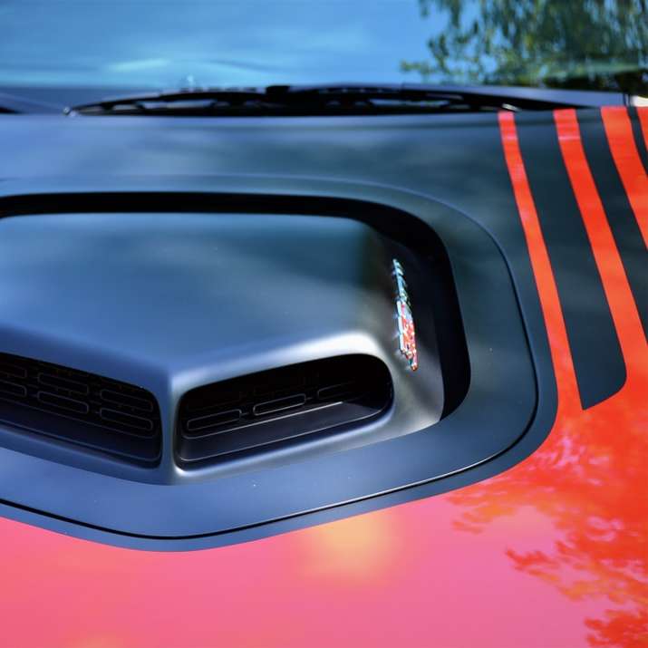 svart och röd bil i närbildsfotografering glidande pussel online