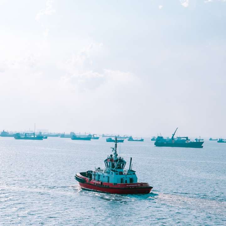 κόκκινο και άσπρο πλοίο στη θάλασσα κατά τη διάρκεια της ημέρας συρόμενο παζλ online