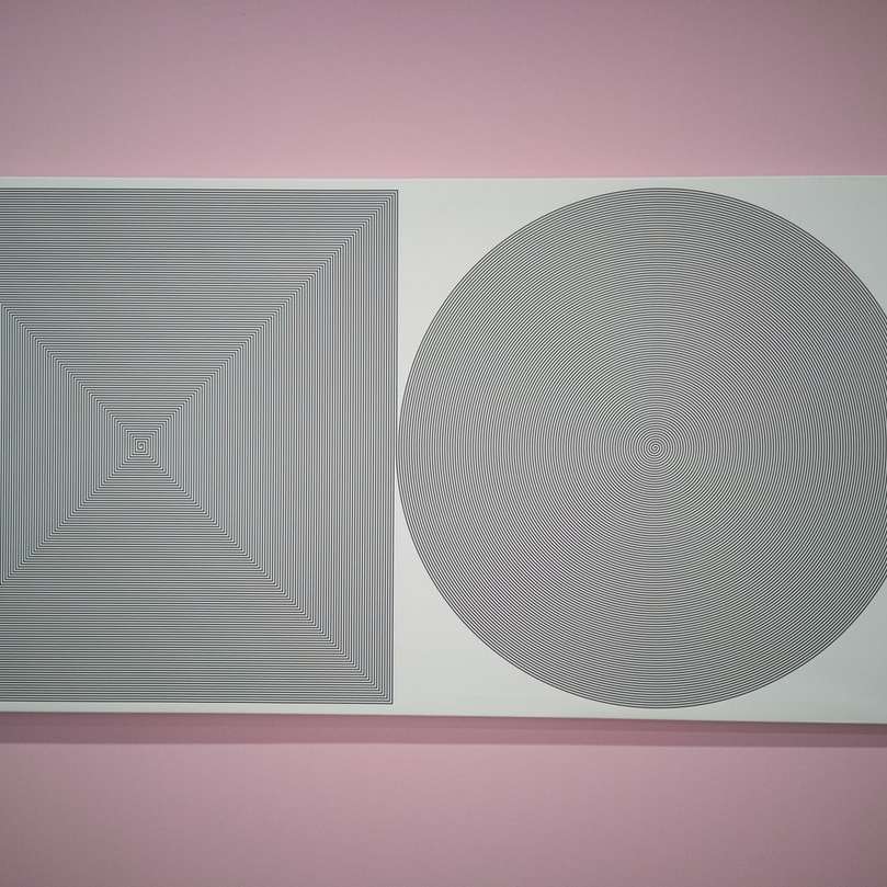 ilustración redonda gris y rosa rompecabezas en línea
