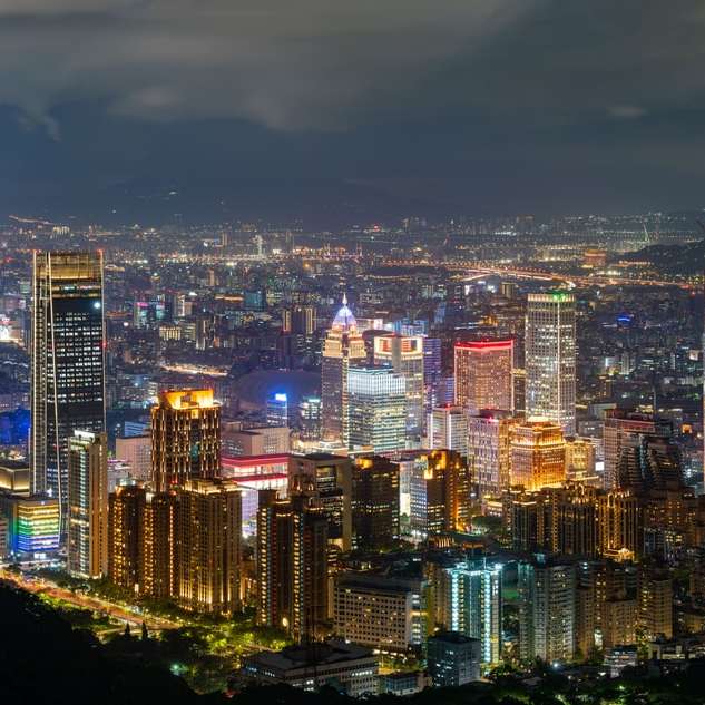 skyline van de stad tijdens de nacht schuifpuzzel online