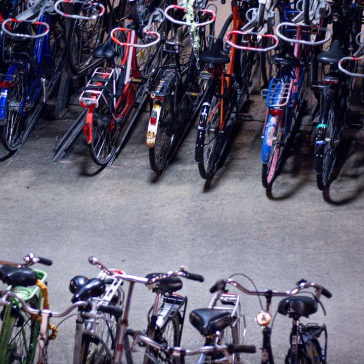 Fahrräder auf einem Parkplatz abgestellt Schiebepuzzle online
