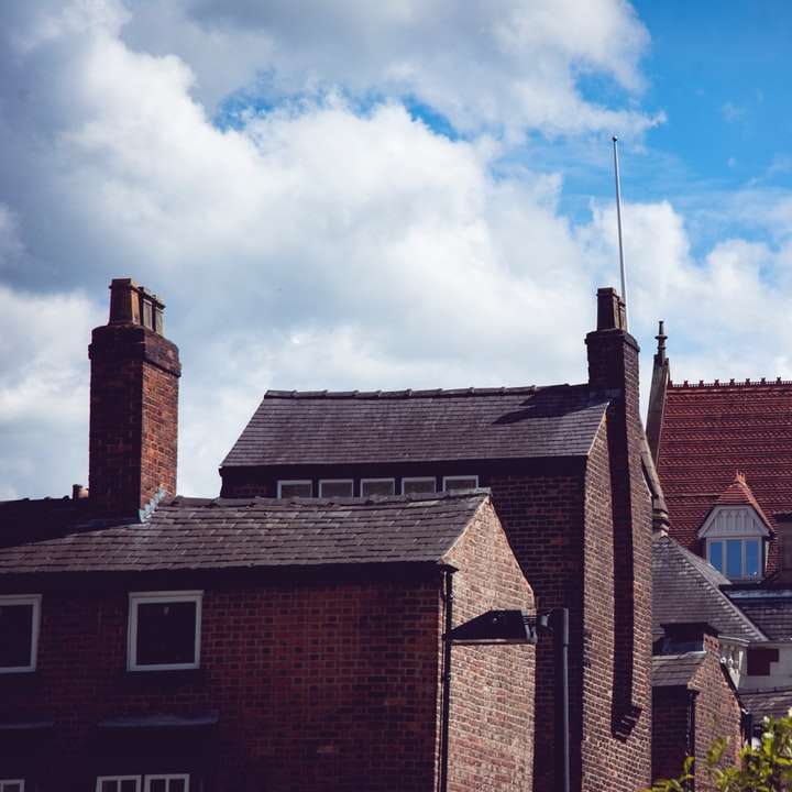 кафява тухлена къща под синьо небе през деня онлайн пъзел