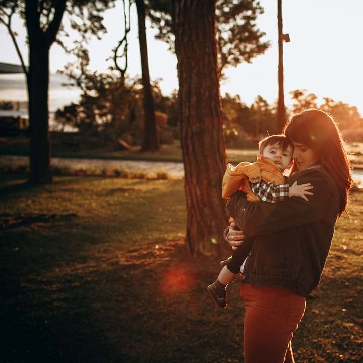 赤ちゃんを運ぶ茶色の長袖シャツの女性 スライディングパズル・オンライン