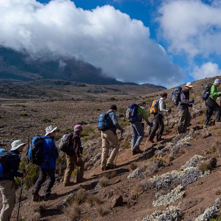 хора, които се разхождат в планината през деня онлайн пъзел