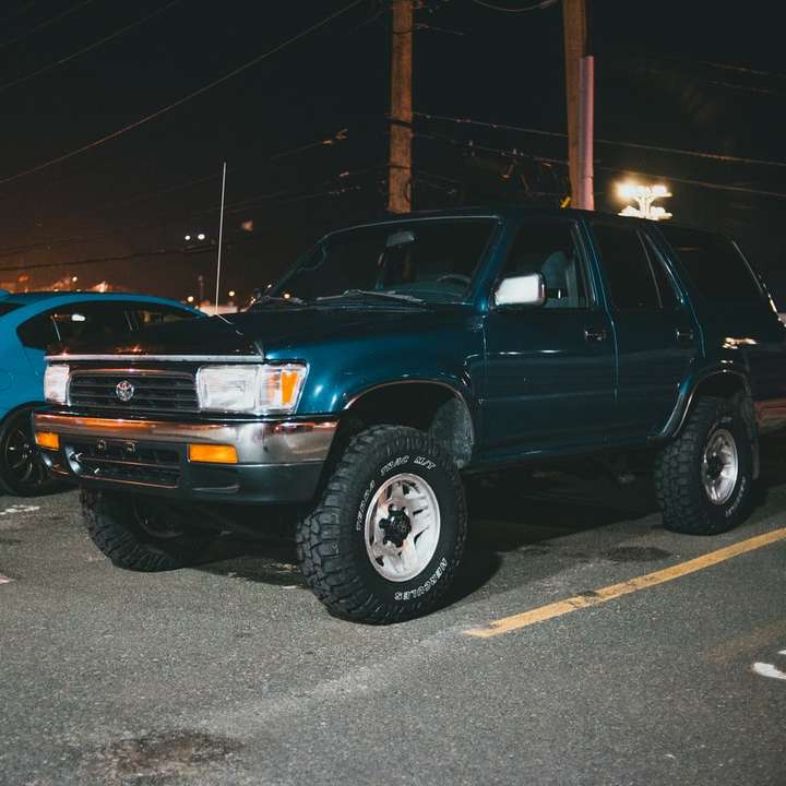 modrý chevrolet pick-up s kabinou zaparkovaný na parkovišti online puzzle