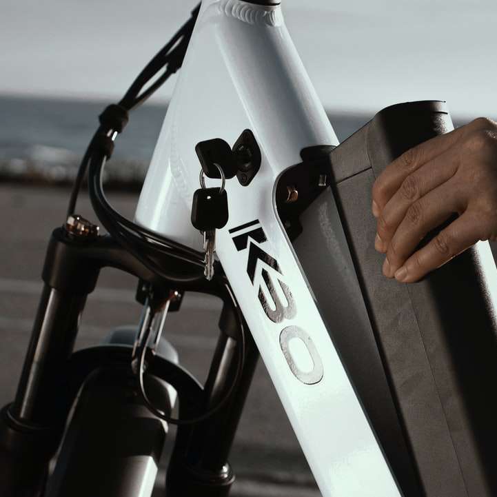 黒と白の自転車のハンドルバーを持っている人 スライディングパズル・オンライン