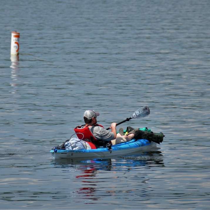 2 hommes à cheval sur un kayak rouge sur un plan d'eau pendant la journée puzzle en ligne