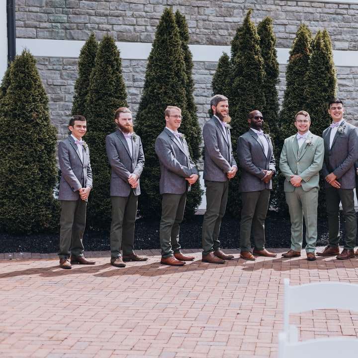 група чоловіків, що стоять на коричневій цегляній підлозі розсувний пазл онлайн
