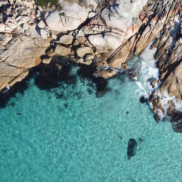 brunatna formacja skalna na zbiorniku wodnym w ciągu dnia puzzle online