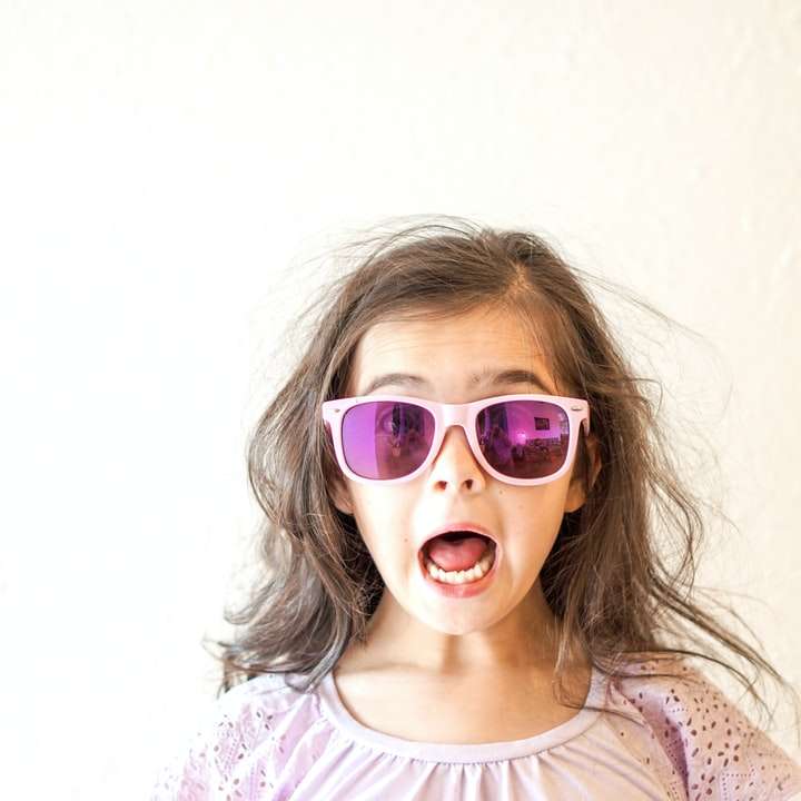 девушка в бело-фиолетовой рубашке с круглым вырезом и цветочным принтом онлайн-пазл