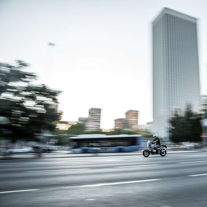 чоловік їздить на мотоциклі по дорозі в денний час онлайн пазл