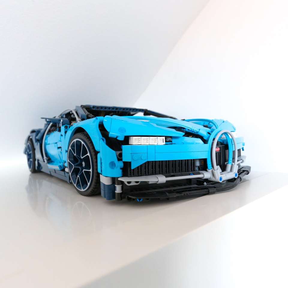 maquette de voiture bleue et noire puzzle coulissant en ligne