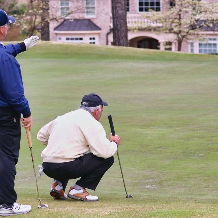 Mann in blauem Langarmhemd und schwarzer Hose beim Golfspielen Online-Puzzle