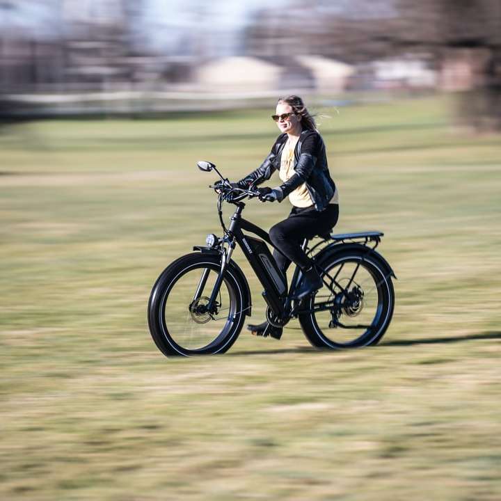γυναίκα με μαύρο σακάκι καβάλα σε μαύρη μοτοσικλέτα συρόμενο παζλ online