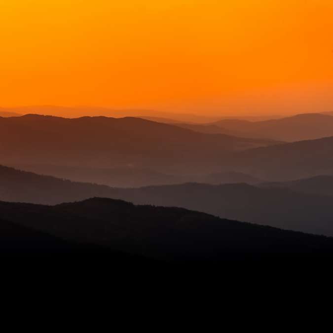 σιλουέτα των βουνών κατά το ηλιοβασίλεμα online παζλ