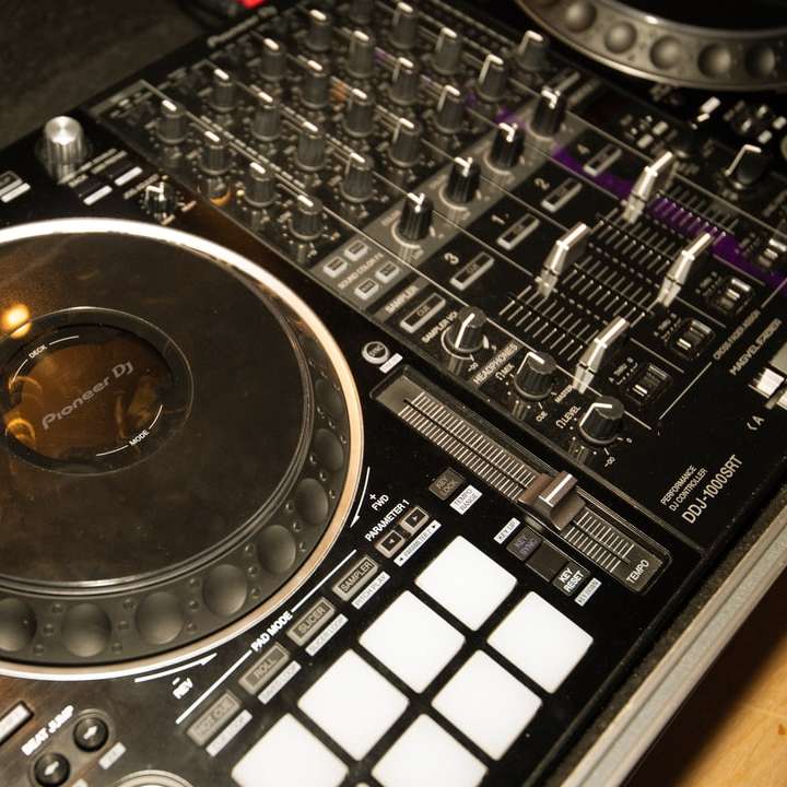 Schwarz-Weiß-DJ-Mixer Online-Puzzle