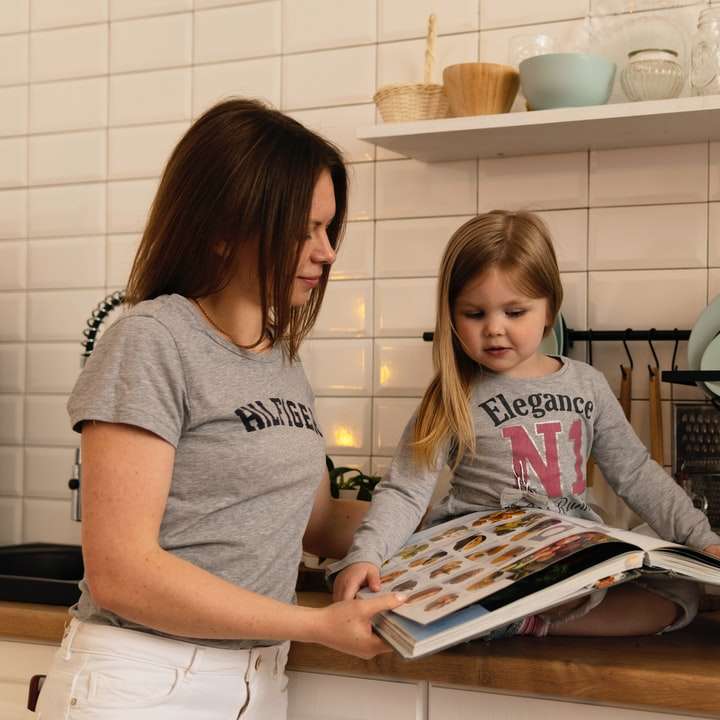 Mädchen im grauen T-Shirt mit Rundhalsausschnitt, das einen weißen Tablet-Computer hält Schiebepuzzle online