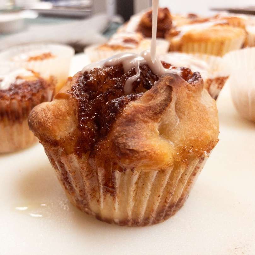 brun cupcake på vitt bord glidande pussel online
